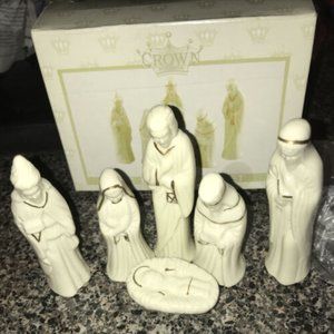 NEW Vintage World Bazaar Crown Accents Ceramic Mini 6 Piece Nativity Set Gold